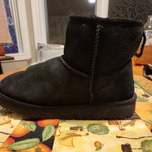 Size 8 black mini Uggs